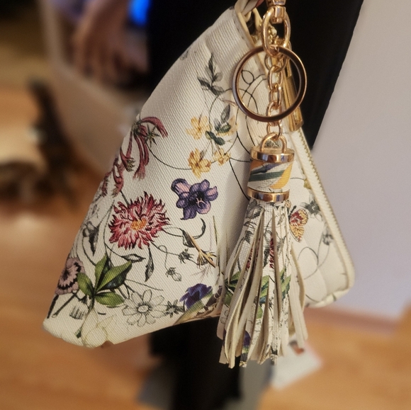 Floral White PYRAMID Clutch with Tassel, FAUX LEATHER EuC - Picture 10 of 16